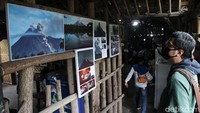 Foto-foto erupsi Merapi dipamerkan di Warung Kopi Merapi, Cangkringan, Sleman, Yogyakarta, Minggu (1/11/2020). 