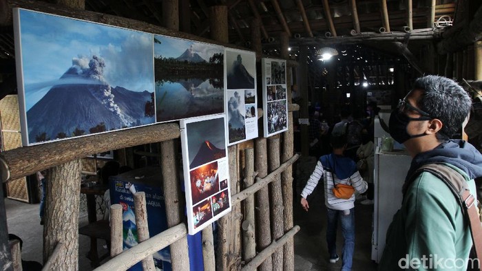 Pameran Foto Memperingati 10 Tahun Erupsi Merapi Boy T Harjanto seorang fotografer lepas berdiri di depan karya fotonya yang dipamerkan di Warung Kopi Merapi, Cangkringan, Sleman, Yogyakarta, Minggu (1/11/2020). Puluhan karya fotografi yang diabadikan selama 10 tahun terakhir tersebut dipamerkan untuk mengingatkan pengunjung akan peristiwa erupsi Gunung Merapi.