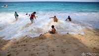 Sejumlah warga berwisata di Pantai Paal, Likupang Timur, Minahasa Utara, Sulawesi Utara.