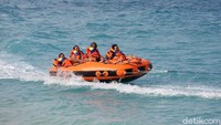 Wisatawan dapat bermain di pantai, berenang, dan naik banana boat. 