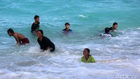 Sejumlah wisatawan asyik bermain air di Pantai Paal.