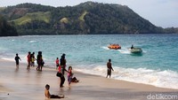 Pasir putih di sepanjang pantainya membuat pengunjung ingin segera menapaki lembutnya pasir.