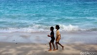 Pantai dengan pasir putih dan ombak yang bergulung-gulung ini selalu ramai saat libur tiba.