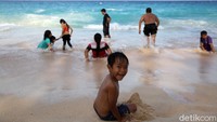 Dengan garis pantai yang cukup panjang dan luas, Pantai Paal menjadi tempat bermain dan menikmati keindahan alam bagi seluruh keluarga.