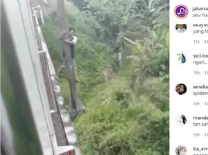 Duh! Pemotor Nemplok di Tiang, Gegara Nekat Terobos Jembatan Perlintasan Rel Kereta