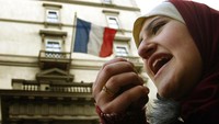 Untuk diketahui, sejumlah negara Islam mengecam Presiden Emmanuel Macron setelah otoritas Prancis menegaskan hak mereka untuk mempublikasikan karikatur Nabi Muhammad. Bruno Vincent/Getty Images.