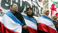Tiga orang wanita muslim mengikuti aksi unjuk rasa. Pemerintah Prancis tidak membatasi muslim untuk berpolitik praktis. Pascal Le Segretain/Getty Images.