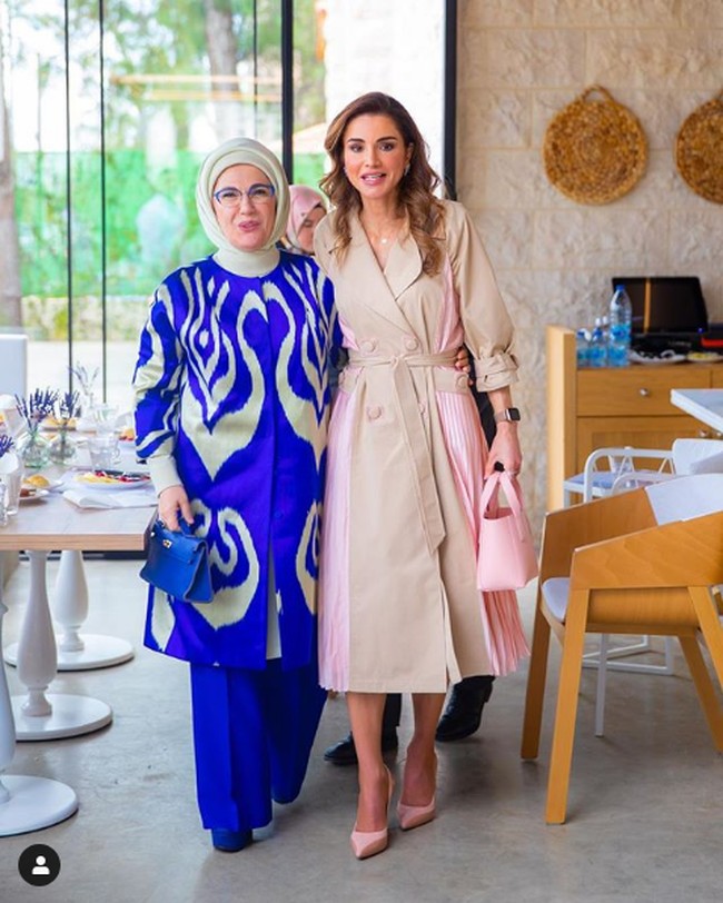 Emine Erdogan bukan hanya memiliki satu tas merek Hermes. Pada April 2019 saat bertemu dengan Ratu Rania dari Yordania, Emine terlihat membawa tas Hermes Kelly berukuran mini. Tas merek Prancis ini pun harganya mencapai ratusan juta. Foto: Dok. Instagram Queen Rania