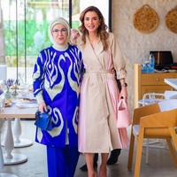 Emine Erdogan bukan hanya memiliki satu tas merek Hermes. Pada April 2019 saat bertemu dengan Ratu Rania dari Yordania, Emine terlihat membawa tas Hermes Kelly berukuran mini. Tas merek Prancis ini pun harganya mencapai ratusan juta. Foto: Dok. Instagram Queen Rania