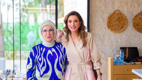 7 Gaya Istri Erdogan Pakai Tas dari Prancis, Sebelum Suaminya Serukan Boikot