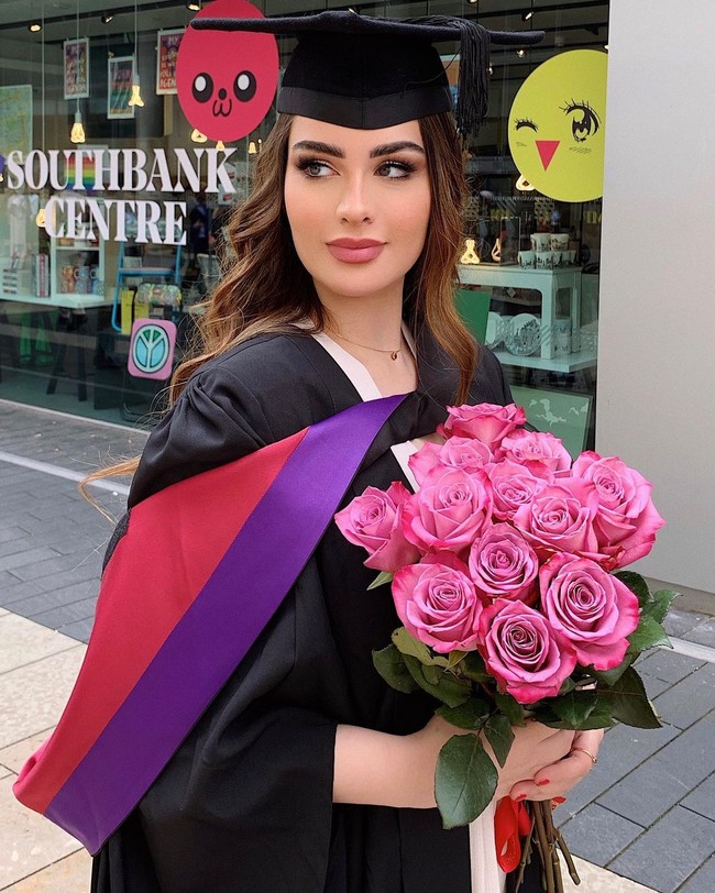 Setelah mengambil gelar master, aku akan megambil PhD untuk (jurusan) kriminalisasi terorisme karena itu adalah masalah yang sangat sensitif dan tidak ada persetujuan internasional yang resmi atau hukum yang mengkriminalisasi terorisme. Jadi itu mungkin jadi area menarik untuk dieksplor, ungkapya pada Legal Cheek.Foto: Instagram @rawan