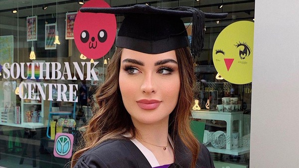 Pesona Model Cantik Inspiratif yang Sekolah Hukum Sekaligus Pilot