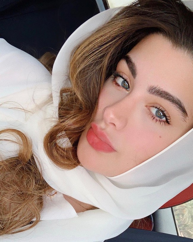 Dilansir Dailymail hingga kini, wanita 23 tahun itu masih belum memenuhi panggilan pengadilan karena mengaku harus menghadiri persidangan keluarga di Dubai. Karena itu, lulusan hukum tersebut dinyatakan sebagai buronan. Meski sedang dicari polisi, Rawan Bin Hussain terlihat masih aktif di Instagram. Foto: Instagram @rawan