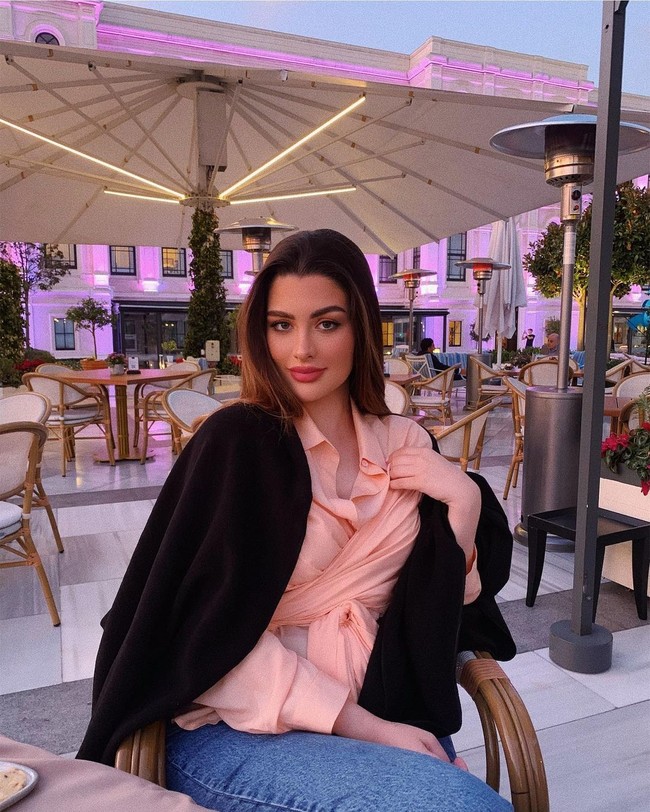 Rawan dikenal sebagai model dan selebgram tapi di masa depan ia ingin jadi pengajar hukum. Apa alasannya? Aku suka mengajar. Dan karena aku suka hukum aku ingin mengajar hukum pada murid lain, kata wanita keturunan Palestina-Kuwait yang tinggal di London, Inggris itu. Foto: Instagram @rawan