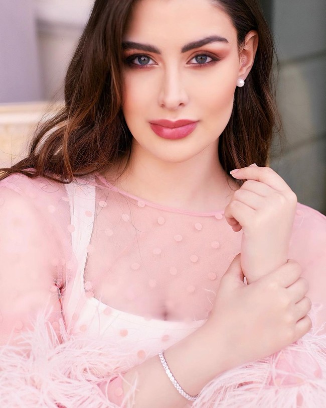 Menariknya, Rawan tak hanya kuliah hukum tapi juga belajar jadi pilot di Akademi Aviasi Oxford. Aku punya banyak pengikut karena ku punya gaya hidup yang menarik. Aku sekolah hukum penuh waktu waktu dan aviasi paruh waktu, Foto: Instagram @rawan