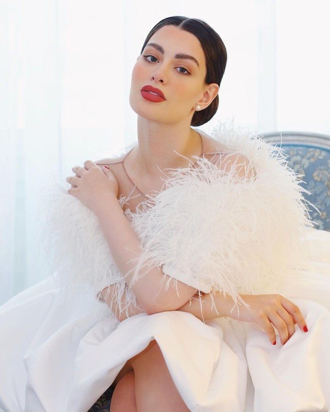 Rawan Bin Hussain dijuluki Brooke Shield dari Kuwait oleh majalah Vogue. Wanita yang punya lebih dari 5 juta pengikut di Instagram itu pun memang punya beberapa kesaaman fitur wajah dengan aktris cantik tersebut. Foto: Instagram @rawan