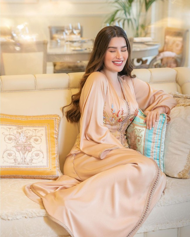 Bagiku, pendidikan adalah yang utama. Apakah kamu punya banyak uang atau tidak, kamu bukan apa-apa tanpa pendidikan. Selama hidupku aku bekerja keras untuk mendapat nilai yang baik saat SMA untuk datang ke London untuk belajar, ungkap Rawan. Foto: Instagram @rawan