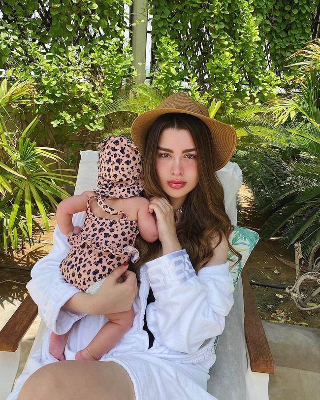 Sayangnya Rawan yang sudah memiliki satu anak itu belakangan bermasalah dengan pernikahannya. Ia bercerai dari sang suami yang dikatakan menyiksa dan menularinya penyakit seksual. Karena perceraian itu, Rawan sempat melakukan terapi psikologi.Foto: Instagram @rawan