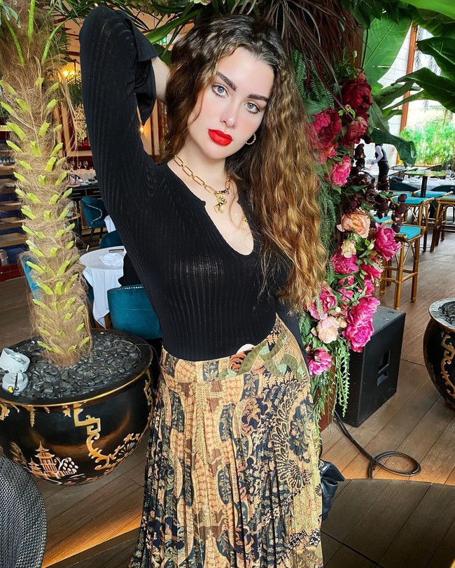 Salah satu hal yang memotivasi Rawan Bin Hussain untuk berpendidikan tinggi ternyata adalah karena ia pernah di-bully saat kecil. Aku sering di-bully di sekolah karena kelebihan berat badan tapi aku mengerahkan semua usaha dan energi untuk lulus sebagai murid berprestasi dan mengembangkan diri sendiri dan lihat di mana aku sekarang, tambahnya. Foto: Instagram @rawan