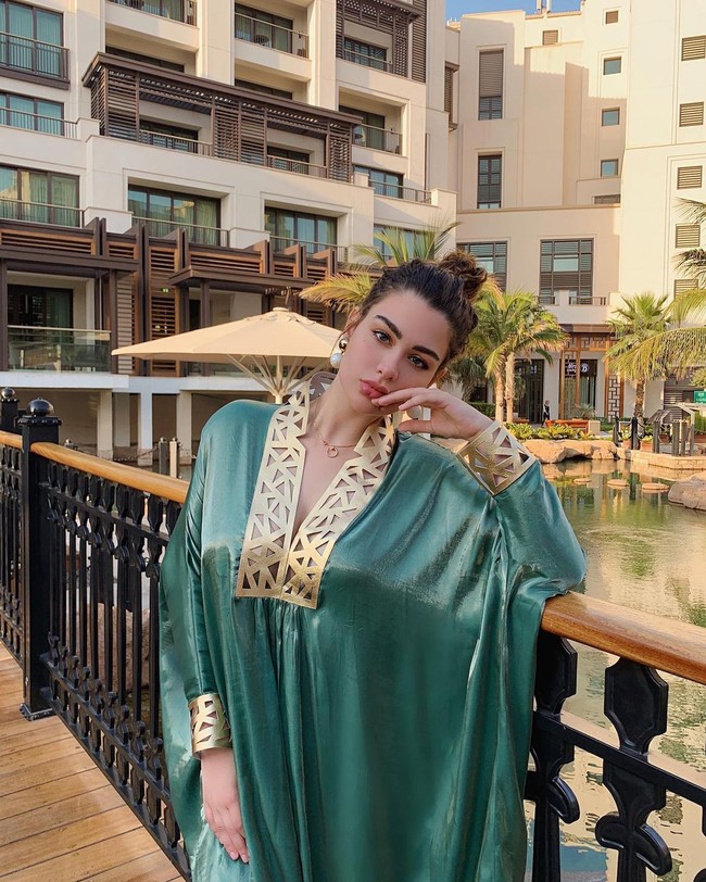 Tak hanya berwajah rupawan mirip Brooke Shields saat muda, Rawan juga berprestasi. Ia adalah lulusan hukum dari Universitas Westminster. Wanita 23 tahun itu pun mengaku bercita-cita menjadi pengajar hukum. Foto: Instagram @rawan