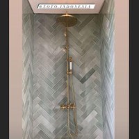 Raisa dan Hamish memilih shower berwarna gold untuk kamar mandinya. Warna tersebut membuat tampilan kamar mandinya menjadi semakin elegan. Foto: Instagram/@raisa6690