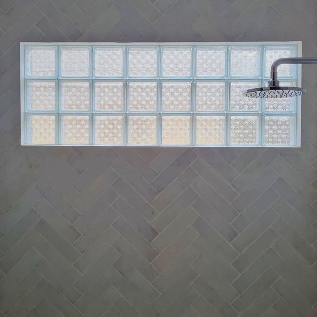 Jika dilihat, rumah baru yang didominasi oleh warna putih itu sangat minimalis dengan tembok polos yang tidak bercorak. Begitu juga dengan kamar mandinya. Foto: Instagram/@hamishdw