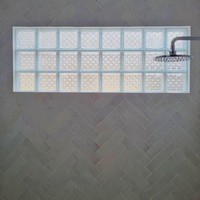 Jika dilihat, rumah baru yang didominasi oleh warna putih itu sangat minimalis dengan tembok polos yang tidak bercorak. Begitu juga dengan kamar mandinya. Foto: Instagram/@hamishdw