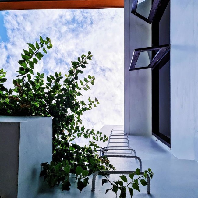 Selain itu rumah baru Raisa dan Hamish juga terlihat asri dengan dipenuhi pepohonan yang rindang. Bagaimana menurutmu konsep rumahnya, sangat nyaman bukan? Foto: Instagram/@hamishdw