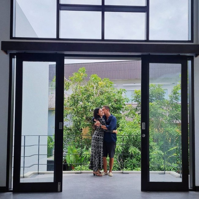 Hamish Daud dan Raisa baru saja memamerkan rumah barunya yang sudah selesai dibangun. Rumah tersebut berlokasi di Bali. Foto: Instagram/@hamishdw