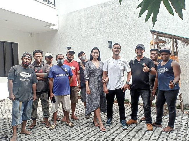 Ini adalah potret Raisa dan Hamish bersama para tim yang mendesain dan membangun rumah baru mereka. Foto: Instagram/@altar_studio
