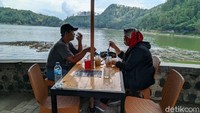 Sedangkan ketan dengan berbagai macam topping harganya mulai dari Rp 10 ribu. Cita rasa ketan yang gurih bercampur dengan manisnya keju dan susu, lalu dimakan dengan latar belakang pemandangan Telaga Ngebel yang indah, semakin menambah nikmat sajian itu. (Charolin Pebrianti/detikTravel)