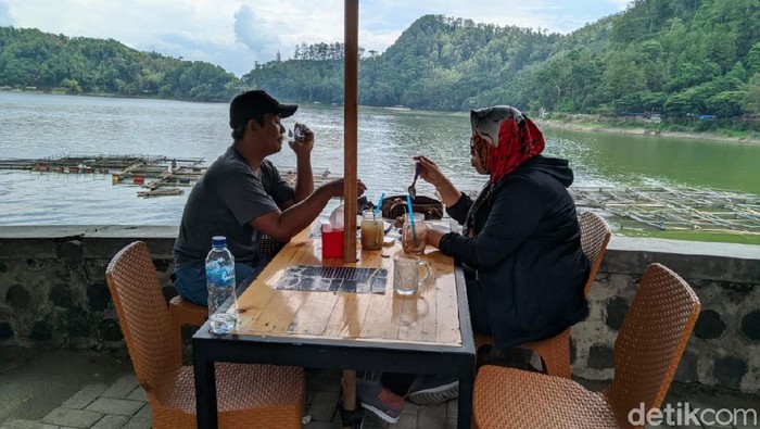 Sajian Ketan di Pinggir Telaga Ngebel
