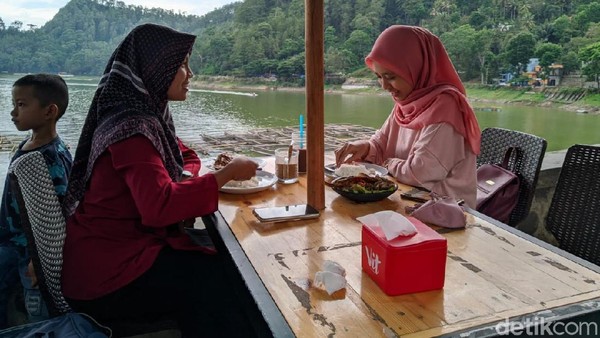 Ternyata makin lama, peminatnya bertambah. Sekarang dalam sehari dia mampu menghabiskan 8 kilogram ketan, bahkan saat liburan akhir pekan bisa menghabiskan 16 kilogram ketan. (Charolin Pebrianti/detikTravel) Ternyata makin lama, peminatnya bertambah. Sekarang dalam sehari dia mampu menghabiskan 8 kilogram ketan, bahkan saat liburan akhir pekan bisa menghabiskan 16 kilogram ketan. (Charolin Pebrianti/detikTravel)