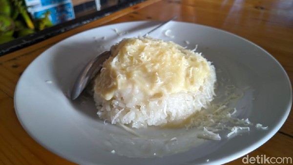 Siapa sangka, olahan ketan ternyata bisa dipadukan dengan parutan keju, susu dan topping yang beraneka ragam. Jadilah ketan jadi panganan favorit wisatawan yang berkunjung ke Telaga Ngebel, Ponorogo (Charolin Pebrianti/detikTravel) Siapa sangka, olahan ketan ternyata bisa dipadukan dengan parutan keju, susu dan topping yang beraneka ragam. Jadilah ketan jadi panganan favorit wisatawan yang berkunjung ke Telaga Ngebel, Ponorogo (Charolin Pebrianti/detikTravel)