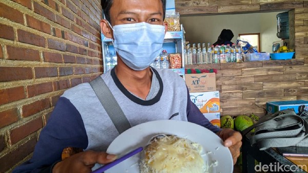 Di sekitar Telaga Ngebel, ada warung ketan yang terkenal. Pemiliknya mantan asisten chef di Singapura bernama Hadi Santoso. Dalam sehari, di warung Pos Ketan miliknya bisa menjual 150-200 porsi ketan dengan aneka topping. (Charolin Pebrianti/detikTravel) Di sekitar Telaga Ngebel, ada warung ketan yang terkenal. Pemiliknya mantan asisten chef di Singapura bernama Hadi Santoso. Dalam sehari, di warung Pos Ketan miliknya bisa menjual 150-200 porsi ketan dengan aneka topping. (Charolin Pebrianti/detikTravel)
