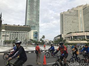 Melihat Kawasan Bundaran HI yang Masih Ramai di Masa PSBB Transisi
