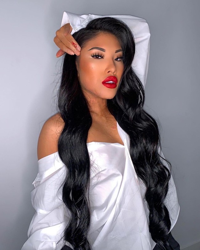 Kejadian naas tersebut terjadi pada 2018. Ketika akan menyemburkan api, tiba-tiba api telah membakar bagian tubuhnya. Ia lalu dibawa dan dirawat di rumah sakit sekitar sebulan. Saat itu, Sophie sangat trauma hingga tidak ingin melihat cermin. Foto: dok. Instagram @sophirelee