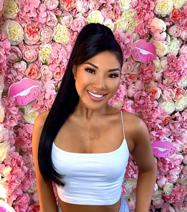 Berhenti menjadi penari api, Sophie pun banting setir menjadi selebgram. Tak hanya itu, ia bahkan ditawari menjadi model fashion.  Foto: dok. Instagram @sophirelee