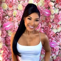 Berhenti menjadi penari api, Sophie pun banting setir menjadi selebgram. Tak hanya itu, ia bahkan ditawari menjadi model fashion.  Foto: dok. Instagram @sophirelee