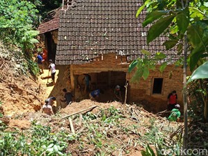 Sebuah Rumah Warga Trenggalek Rusak Tertimpa Longsor Tebing 15 Meter