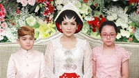 Tata Janeeta berfoto dengan kedua anaknya. Foto: (dok. Instagram Tata Janeeta)