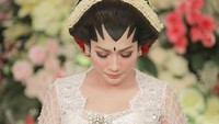 Jodoh itu rahasia Allah. Sekuat apapun kita setia, selama apapun kita menunggu, sekuat apapun kita bersabar, setulus apapun kita menerima dia, jika Allah tidak menulis jodoh kita dengan dia, kita tetap tidak akan bersama dia, tulis Tata Janeeta. Foto: (dok. Instagram Tata Janeeta)