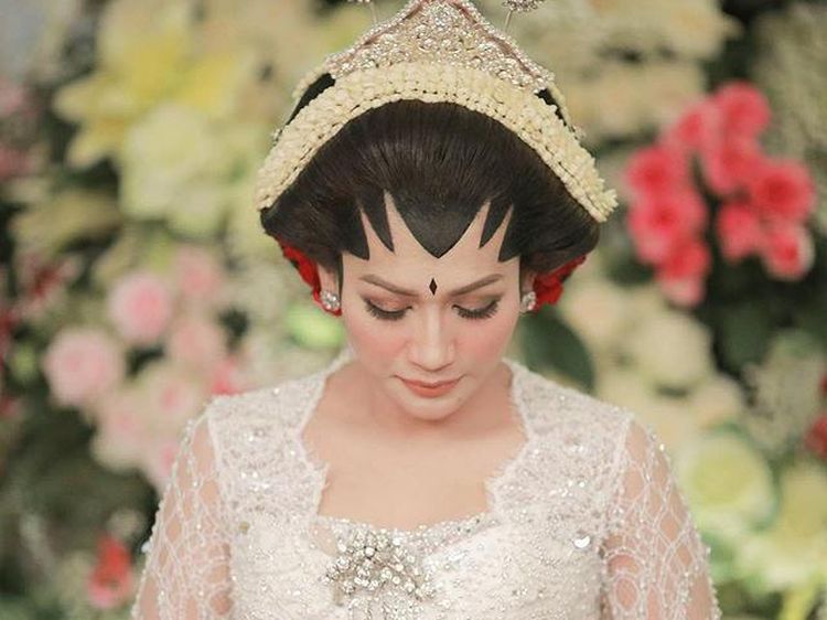 Penampilan Tata Janeeta saat Dipersunting Raden Brotoseno