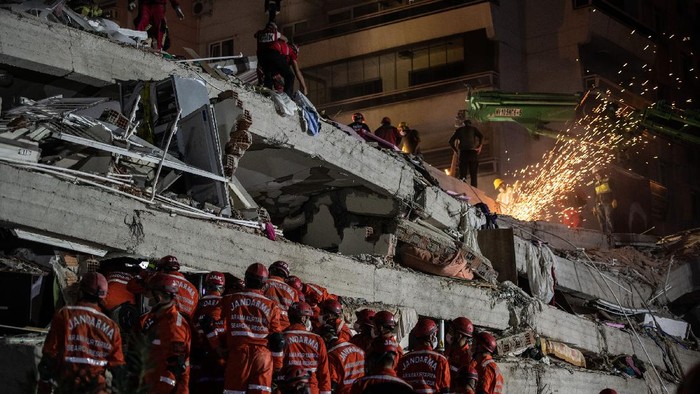 Tim penyelamat berpacu melawan waktu untuk mencari korban gempa di Turki. Hingga saat ini tercatat korban tewas akibat gempa Turki mencapai 37 orang.