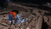 Pencarian korban gempa dilakukan siang dan malam. Burak Kara/Getty Images.