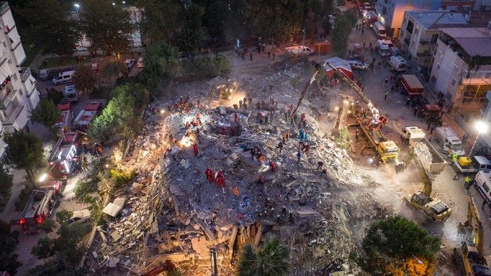 Tim penyelamat berpacu melawan waktu untuk mencari korban gempa di Turki. Hingga saat ini tercatat korban tewas akibat gempa Turki mencapai 37 orang.
