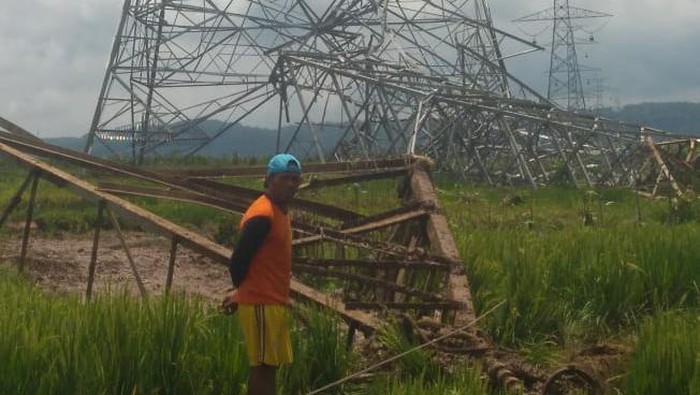 Tower SUTET di Batang roboh, Minggu (1/11/2020).