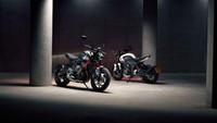 Secara dimensi Trident 660 memiliki ukuran panjang 2020 mm, lebar 795 mm, tinggi 1089 mm, dan tinggi jok 805 mm. Trident juga menawarkan posisi tubuh pengendara yang tegak. Untuk bobotnya, motor ini memiliki bobot basah 189 kilogram. Foto: Triumph