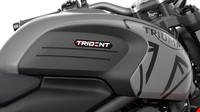 Tangki bahan bakar melengkung dengan lekukan lutut, gril radiator menonjol, sadel step-up pendek, dan knalpot underbelly membuat motor ini tampak agresif dan modern. Foto: Triumph