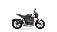 Tampilan sasis dan mesin yang terekspos keluar.  Gril radiator menonjol, sadel step-up pendek, dan knalpot underbelly membuat motor ini tampak agresif dan modern. Foto: Triumph